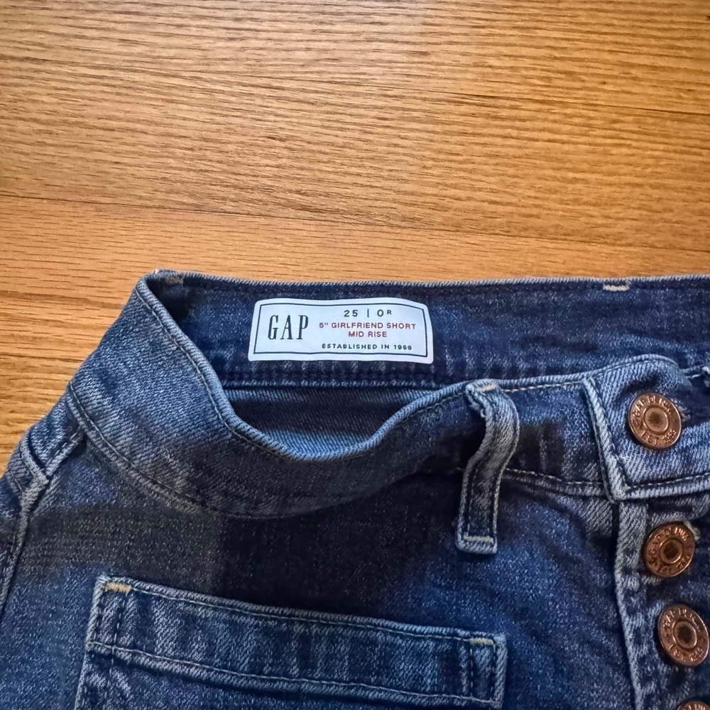 Gap Shorts - Picture 2 of 3